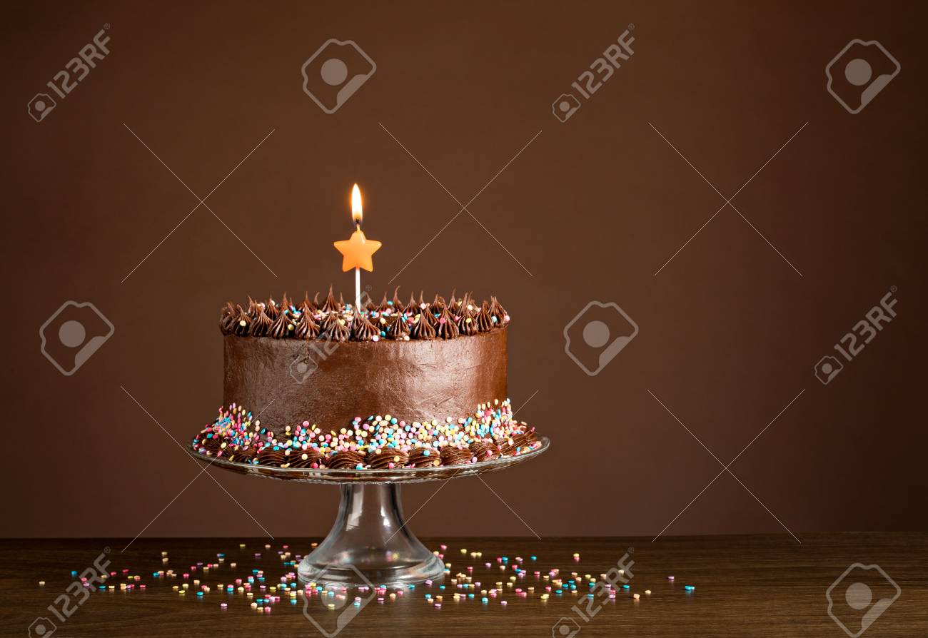Gateau D Anniversaire Au Chocolat Avec Des Paillettes Colorees Et Des Bougies Sur Un Fond Marron Banque D Images Et Photos Libres De Droits Image Gateau D Anniversaire Au Chocolat Avec Des Paillettes Colorees Et Des Bougies Sur Un Fond Marron Banque D Images Et Photos Libres De Droits Image