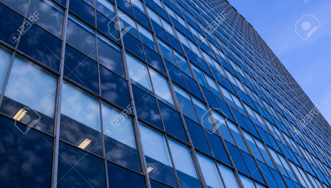 ガラス張りのモダンな高層ビルのファサードの窓構造分析観点ビュー の写真素材 画像素材 Image