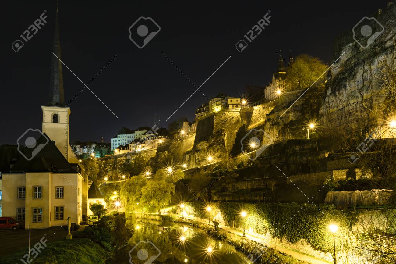 Sykline Louxemburg 市の Bockfelsen とアルゼット川に街灯の反射の景色と夜 の写真素材 画像素材 Image Sykline Louxemburg 市の Bockfelsen とアルゼット川に街灯の反射の景色と夜 の写真素材 画像素材 Image