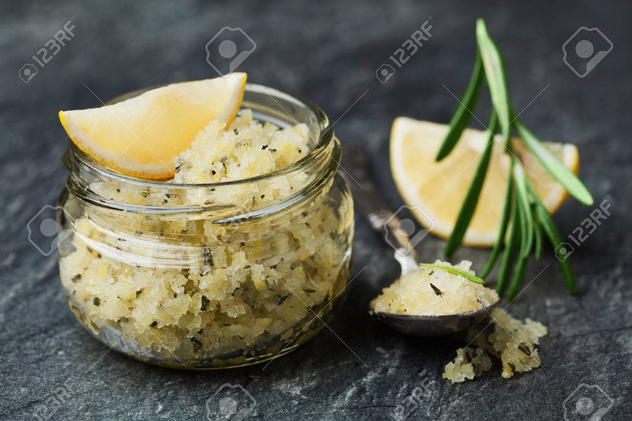 レモン ローズマリー 石のテーブルにガラスの瓶 スパのケアのための手作り化粧品でオリーブ オイルと塩のボディス クラブ の写真素材 画像素材 Image