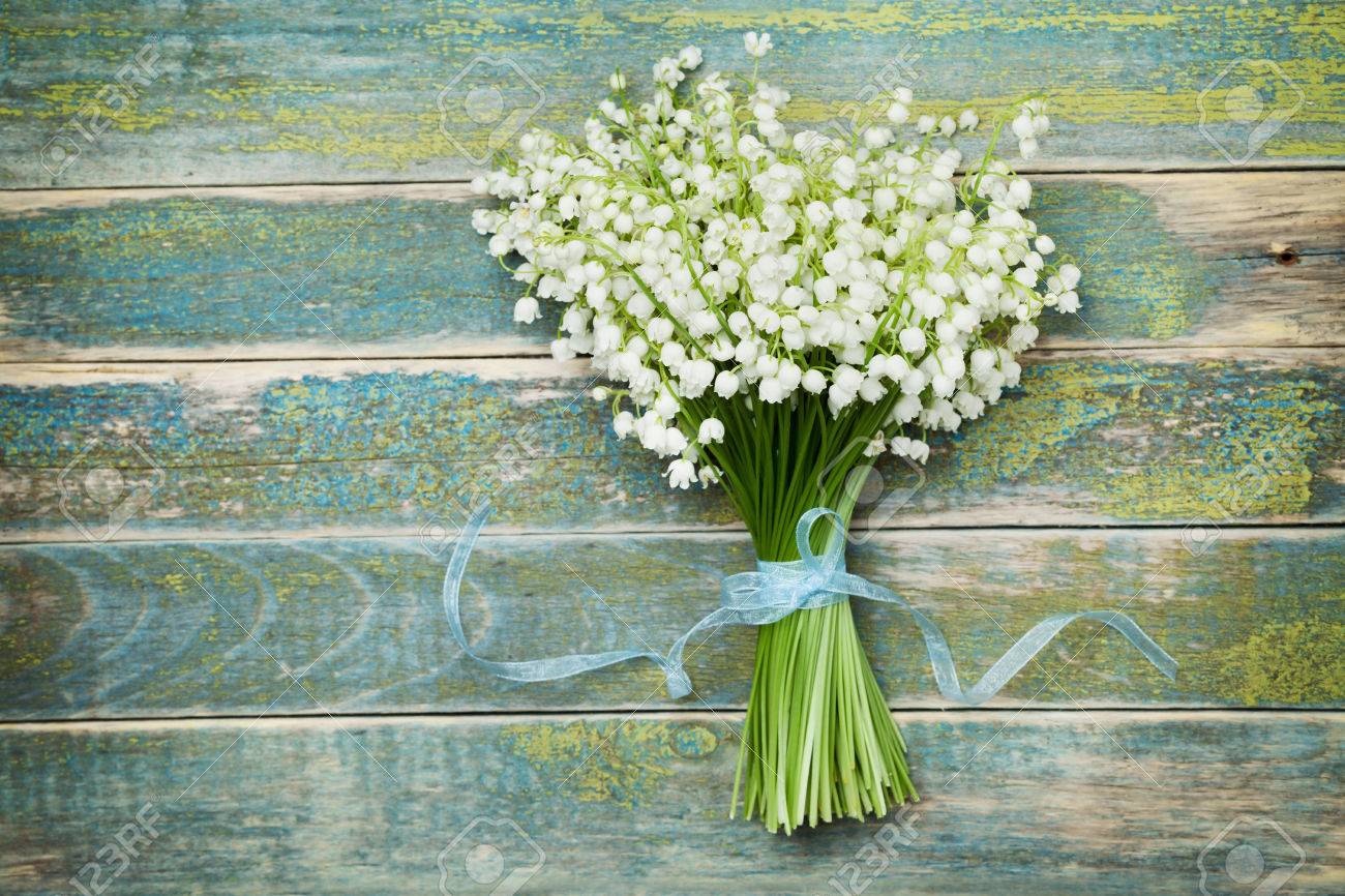 素朴な背景の上からヴィンテージの木製テーブルの上の花スズランの美しい花束 の写真素材 画像素材 Image