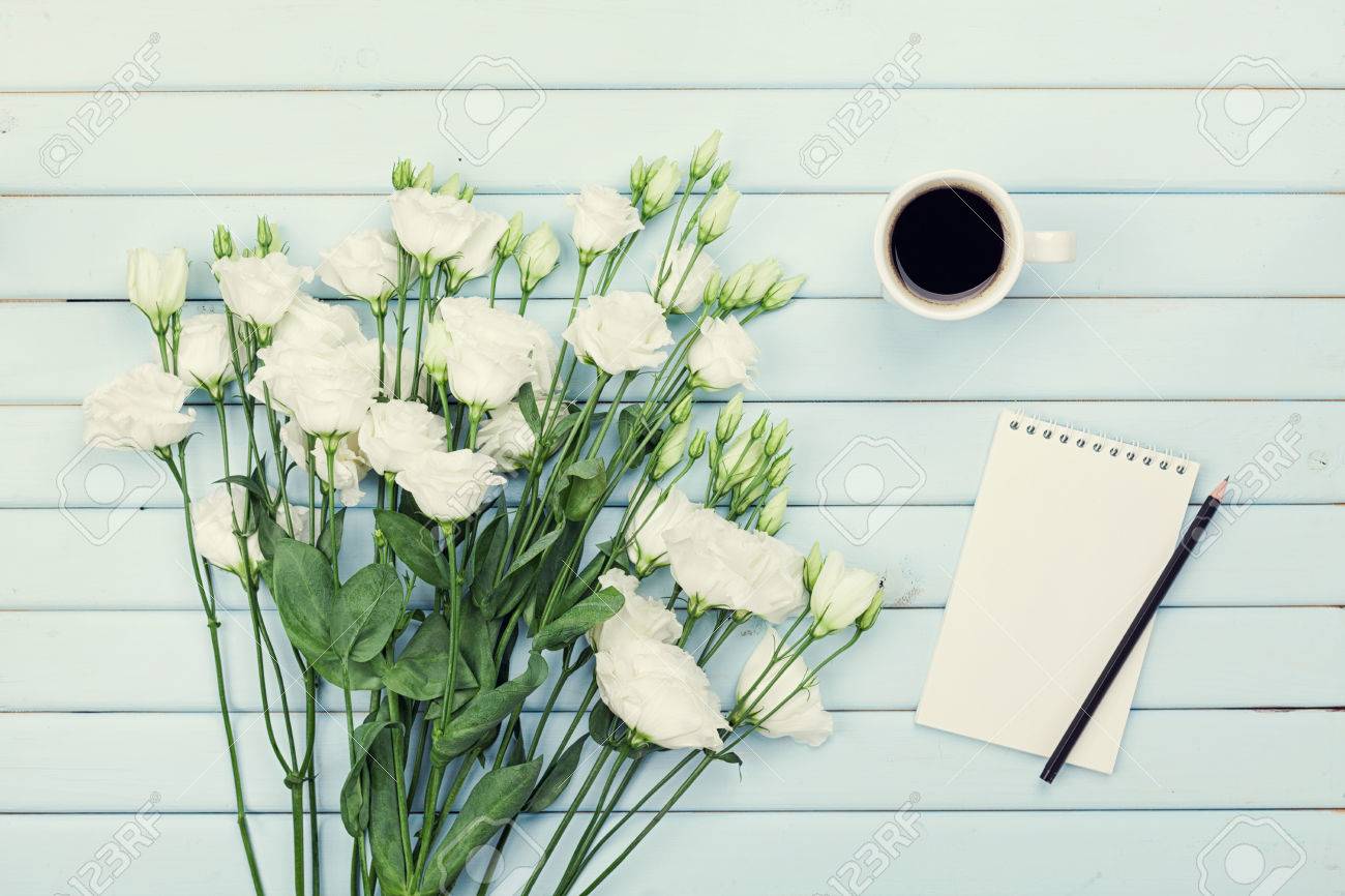 Matin Tasse De Café Vide Liste Papier Crayon Et Bouquet De Fleurs Blanches Eustoma Sur Bleu Rustique Vue De Dessus De Table Femme Bureau De