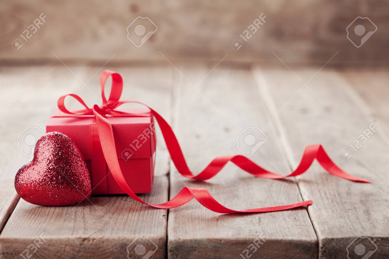 贈り物やバレンタインデーの素朴な背景に赤いボー リボンとキラキラ ハートとプレゼント ボックス の写真素材 画像素材 Image