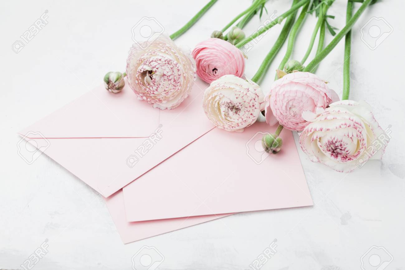 Sobre O Carta Tarjeta De Papel Y Flores Rosadas Del Ranunculo En La Tabla Blanca Para Saludar En El Dia De La Madre O De La Mujer Puede Ser Utilizado Como Maqueta
