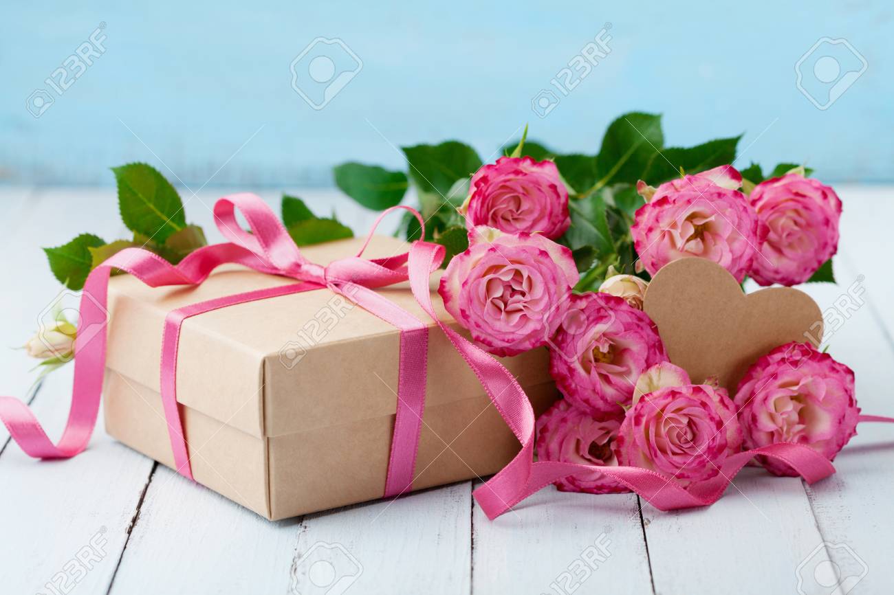 Belle Carte De Voeux Pour La Fete D Anniversaire Femme Ou Les Meres Fleurs Roses Roses Et Une Boite Cadeau Avec Ruban Sur Une Table Turquoise Couleur Pastel Banque D Images Et Photos Libres