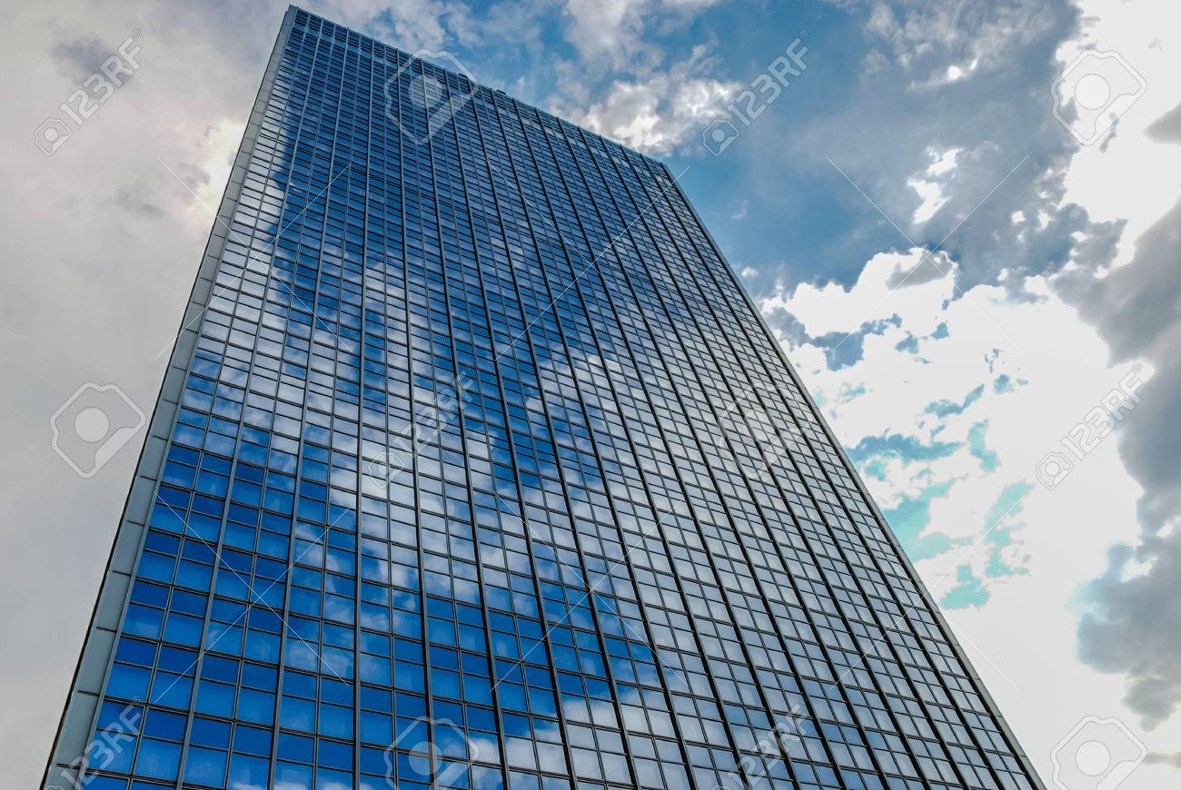 ガラスファサードの空の反射で超高層ビルのオフィスビル ベルリン の写真素材 画像素材 Image ガラスファサードの空の反射で超高層ビルのオフィスビル ベルリン の写真素材 画像素材 Image