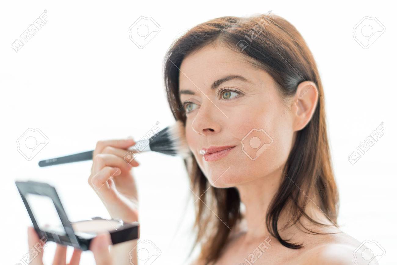 メイクを適用彼女の 40 代の魅力的な女性 の写真素材 画像素材 Image