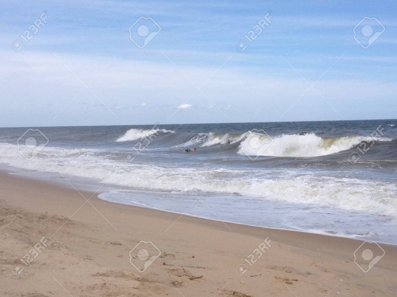 どこでも打ち寄せる波 の写真素材 画像素材 Image