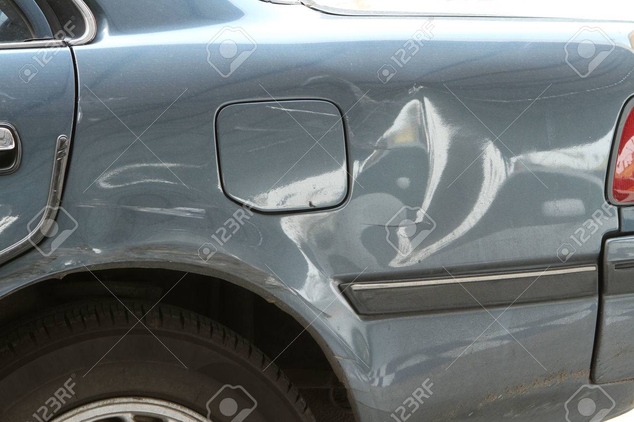 破損した車 古い車に傷ついた の写真素材 画像素材 Image