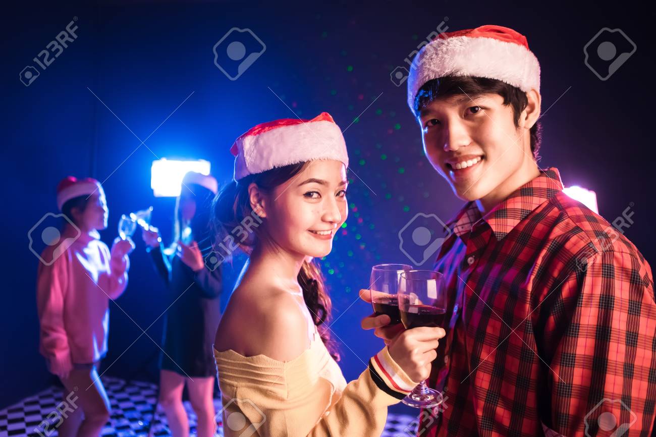 アジアのカップル 男性と女性はクリスマスパーティーシーズンを祝います ワインとシャンパンを飲みながら楽しく楽しみます の写真素材 画像素材 Image