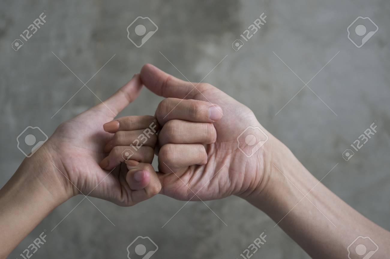 ピンキーの手は 小指の約束ハンドサインを誓います の写真素材 画像素材 Image