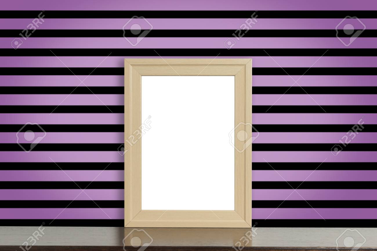 ピンクと黒のパンク スタイルのストライプの壁に木製の額縁 の写真素材 画像素材 Image