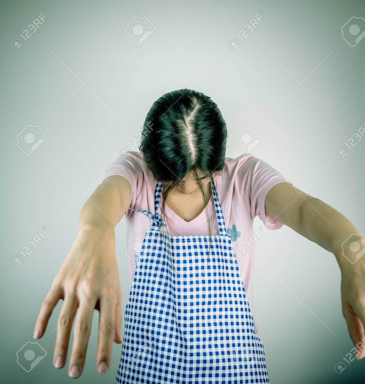 ゾンビ過労主婦はとても疲れていたので彼女は死にかけています の写真素材 画像素材 Image ゾンビ過労主婦はとても疲れていたので彼女は死にかけています の写真素材 画像素材 Image