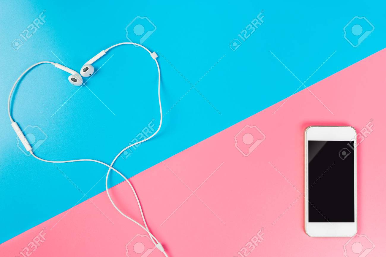 ロマンチックな愛の歌のコンセプトのスマート フォンで空白のハート型イヤホン の写真素材 画像素材 Image 10 ロマンチックな愛の歌のコンセプトのスマート フォンで空白のハート型イヤホン の写真素材 画像素材 Image 10