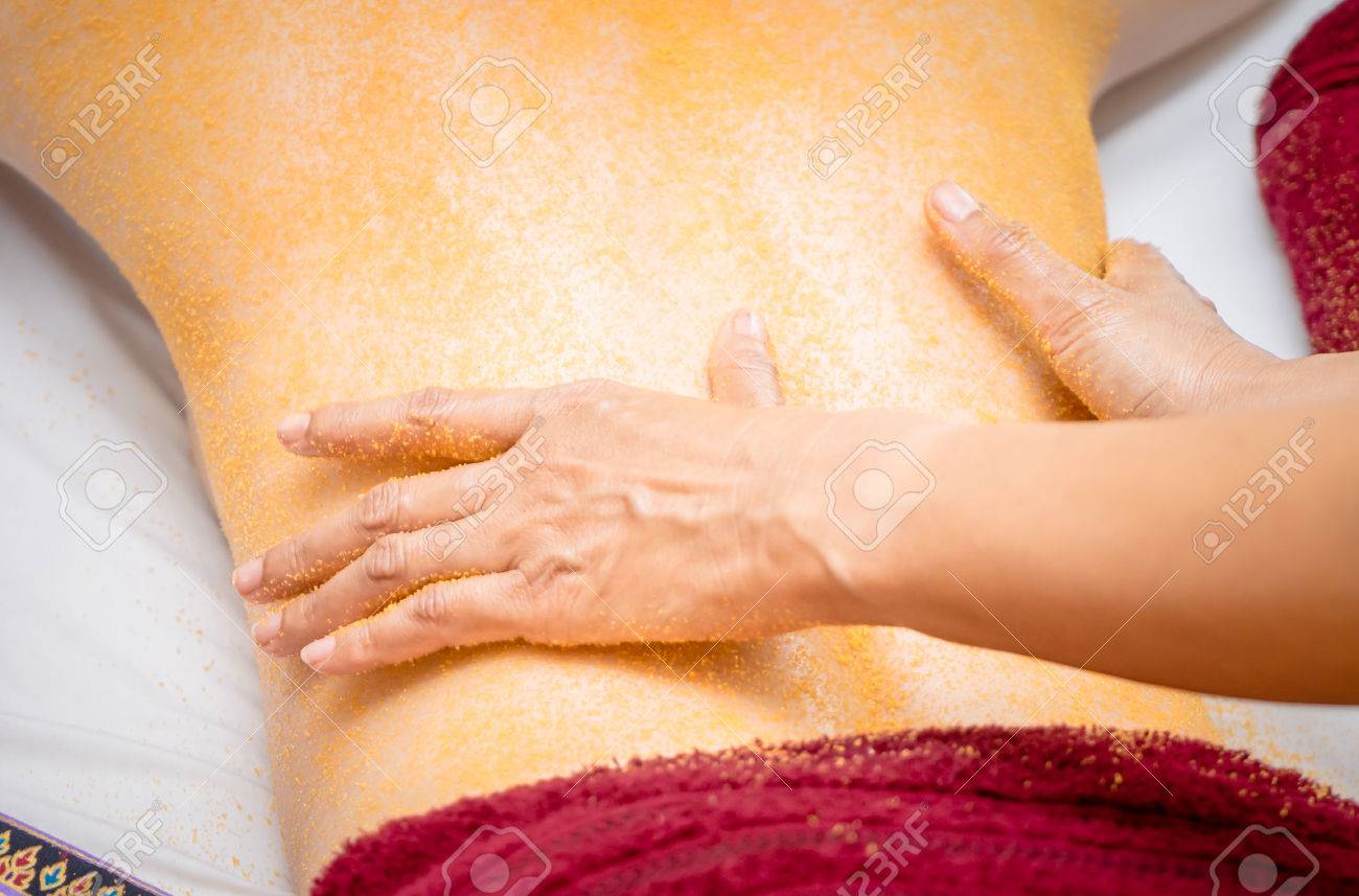 女性はタイ風背中スクラブになって の写真素材 画像素材 Image