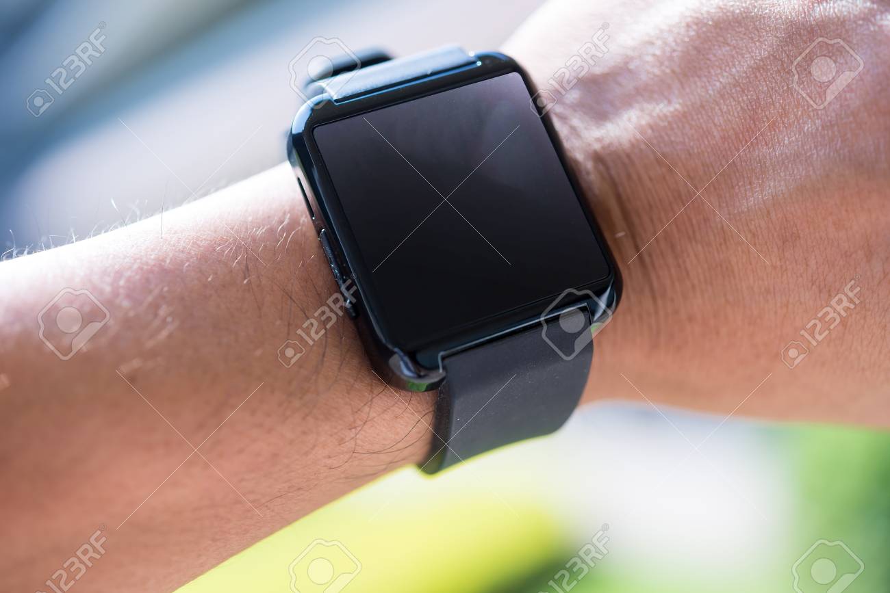 En Que Brazo Lleva El Reloj El Hombre Primer Reloj Inteligente Que Tiene Más Aplicación En El Brazo De Un Hombre  Fotos, Retratos, Imágenes Y Fotografía De Archivo Libres De Derecho. Image  64543770.