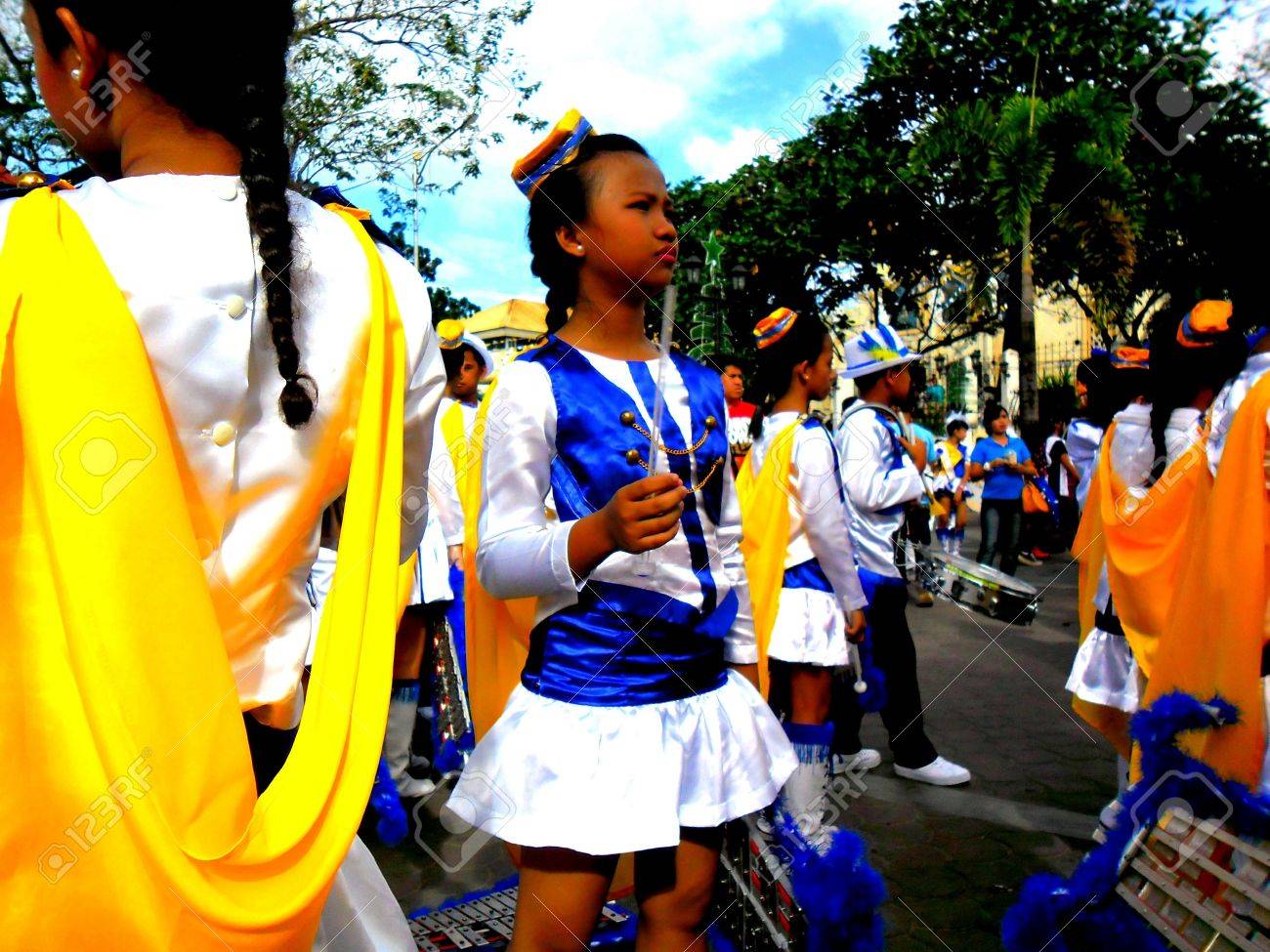 アンティポロ リサール フィリピンの饗宴でマーチング バンドのバトンガール の写真素材 画像素材 Image
