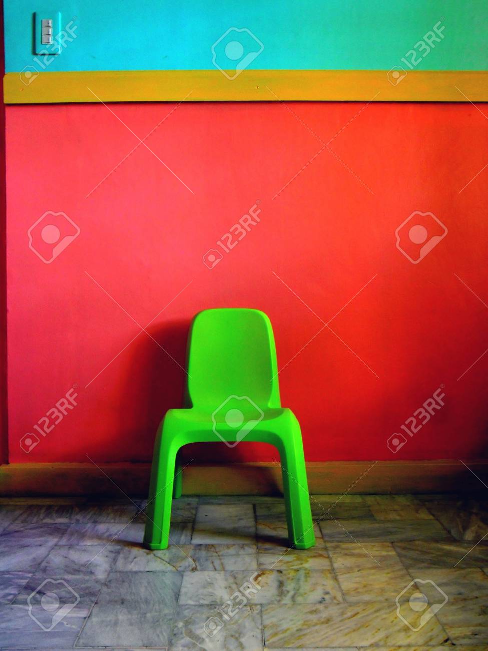 Grüne Stuhl, Orange Und Blau Wand Aus Einem Wohnzimmer Lizenzfreie ... Grüne Stuhl, Orange Und Blau Wand Aus Einem Wohnzimmer Lizenzfreie ...