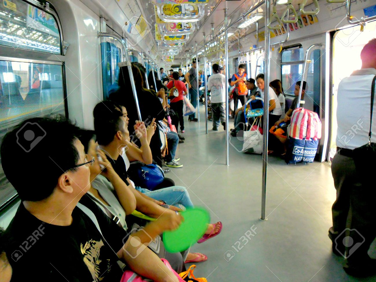 フィリピン マニラ Lrt や Mrt のコーチ列車の中 の写真素材 画像素材 Image 32186753