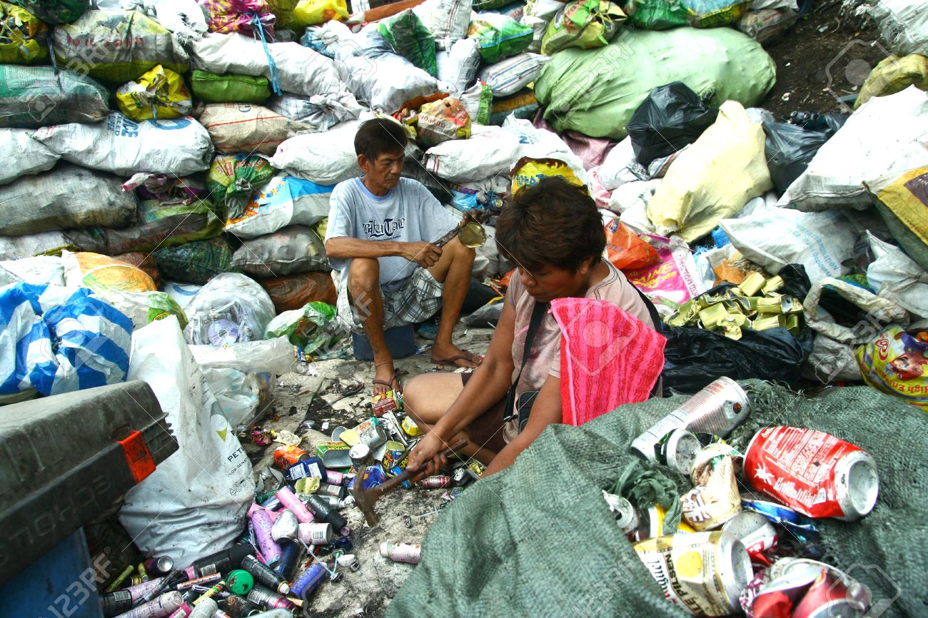 フィリピン マニラのスモーキー マウンテンと呼ばれるダンプ サイトでスカベン ジャー準備リサイクル施設に販売される分離リサイクル可能な廃棄物 の写真素材 画像素材 Image