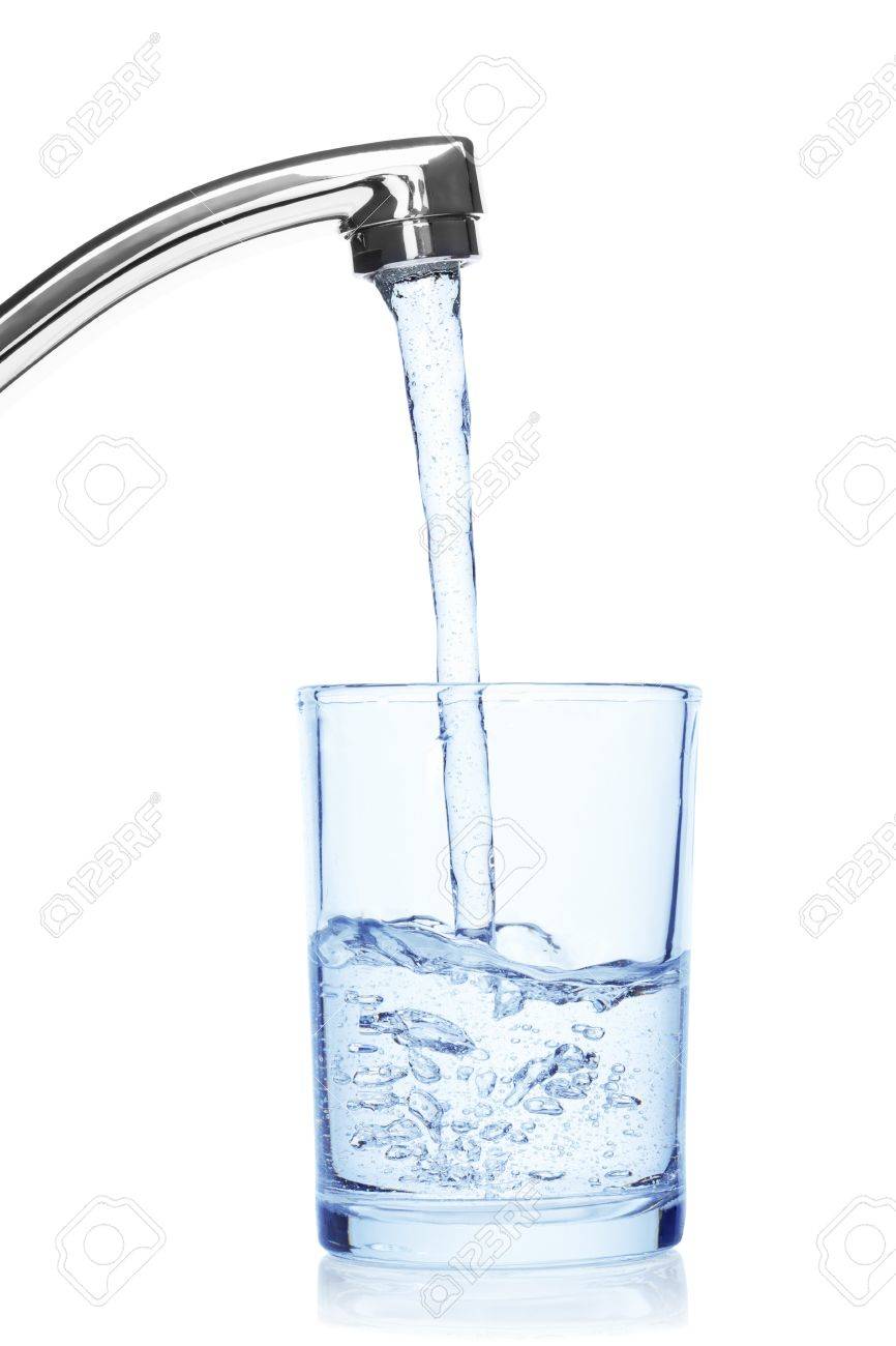 コップは白い背景 含まれるクリッピングパスに分離された水道の蛇口から水を飲むでいっぱい の写真素材 画像素材 Image
