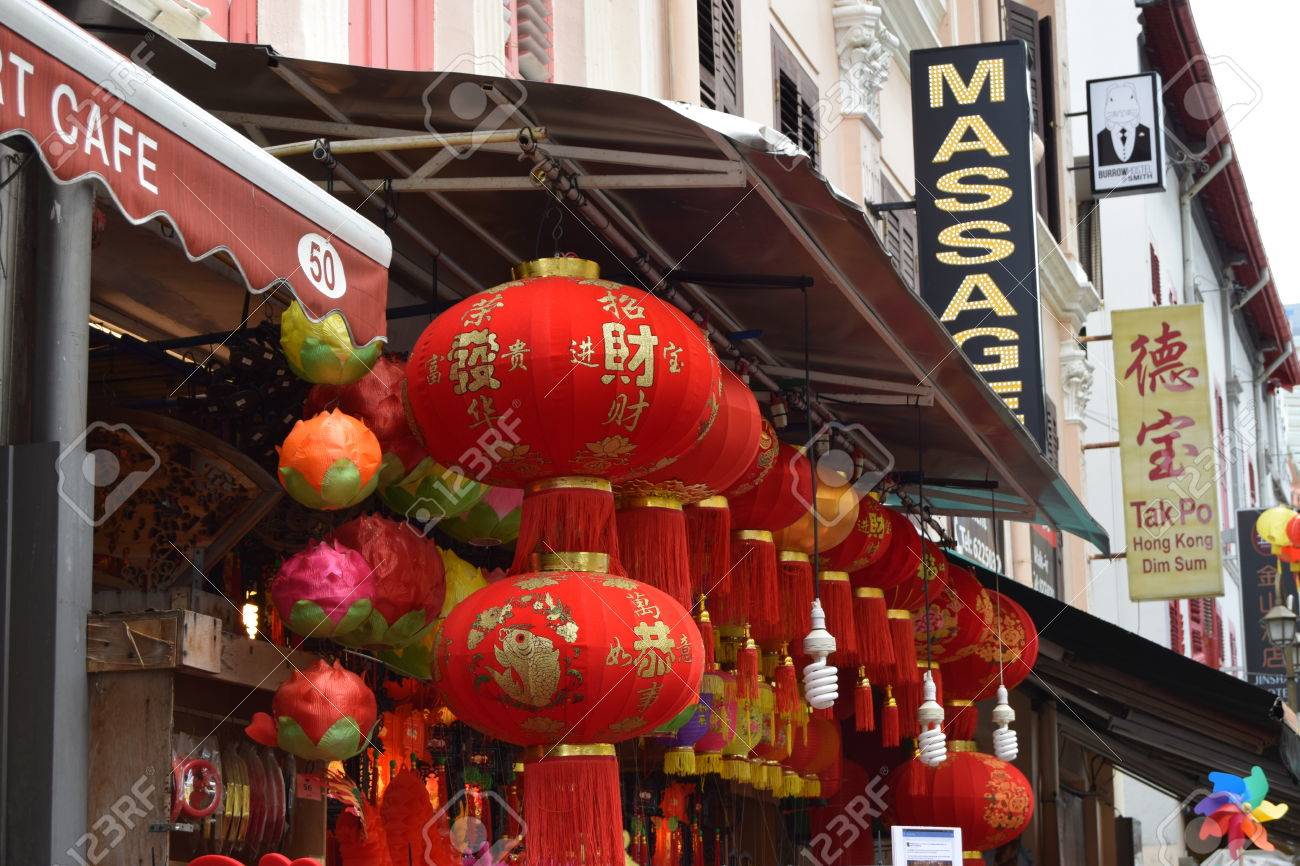 シンガポールのチャイナタウンの店外中国のランタンをぶら下げの行 の写真素材 画像素材 Image