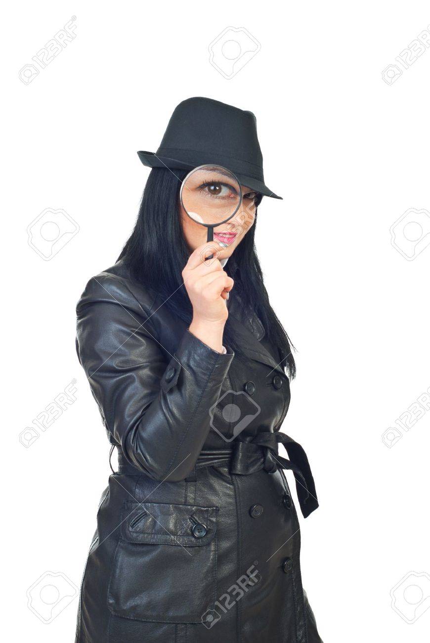 黒い帽子と白い背景で隔離の目には虫眼鏡を保持している革のジャケットで探偵の女性 の写真素材 画像素材 Image