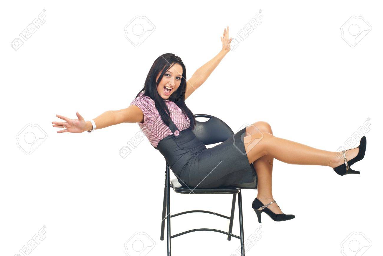 幸せなビジネスの女性の椅子に座って 彼女の手と足を上げる の写真素材 画像素材 Image