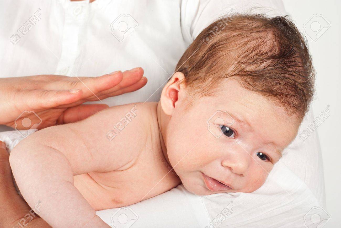 母げっぷ男の子を食べた後戻って暴行簡単に過剰なガスを解放するには の写真素材 画像素材 Image