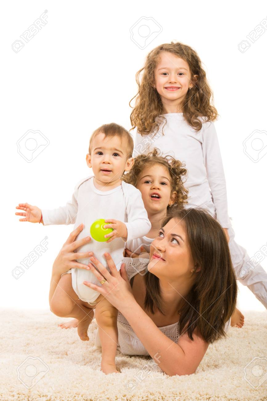 母子家庭のカーペットの上に横たわる 3 人の子供の陽気な家族 の写真素材 画像素材 Image