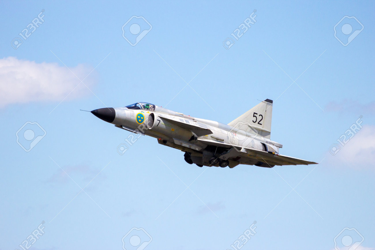 フォルケル オランダ 13 年 6 月 15 日 スウェーデンのサーブ 37 ビゲンはオランダ空軍オープン日で離陸します の写真素材 画像素材 Image