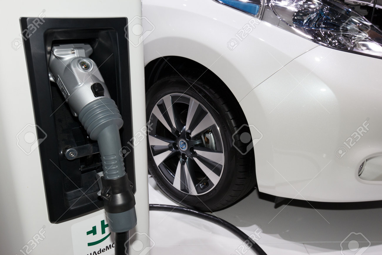 フランクフルト ドイツ Sep 日産リーフと Iaa モーター ショー 9 月 日にフランクフルトで 13 充電器 35 カ国から 1 000 以上の出展 世界最大のモーター ショーで存在しています の写真素材 画像素材 Image