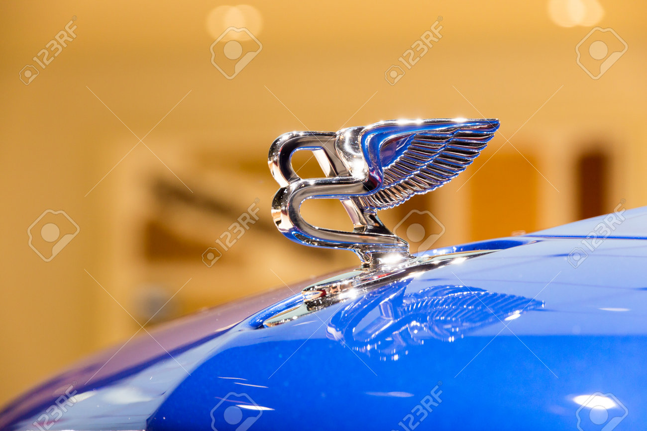 ジュネーブ スイス 15年3月4日 パレックスポで開催された第85回ジュネーブモーターショーで 15年のベントレー コンチネンタルgtのボンネットにベントレーのエンブレムが付いています の写真素材 画像素材 Image