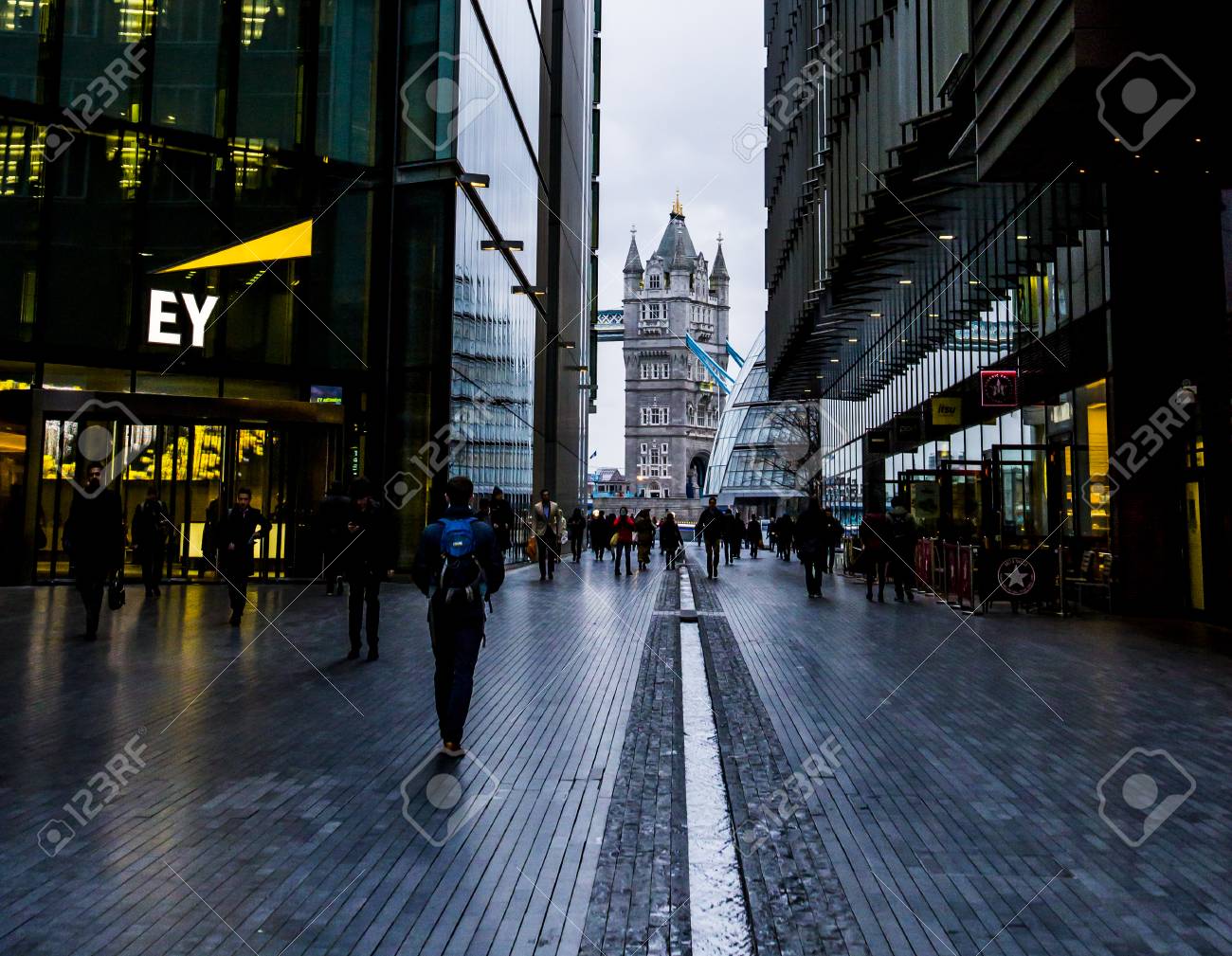 ロンドン、イギリス - 2016 年 2 月 19 日。 アーンスト ・ アンド ・ ヤングよりロンドンに事務所。の写真素材・画像素材 Image  65763452