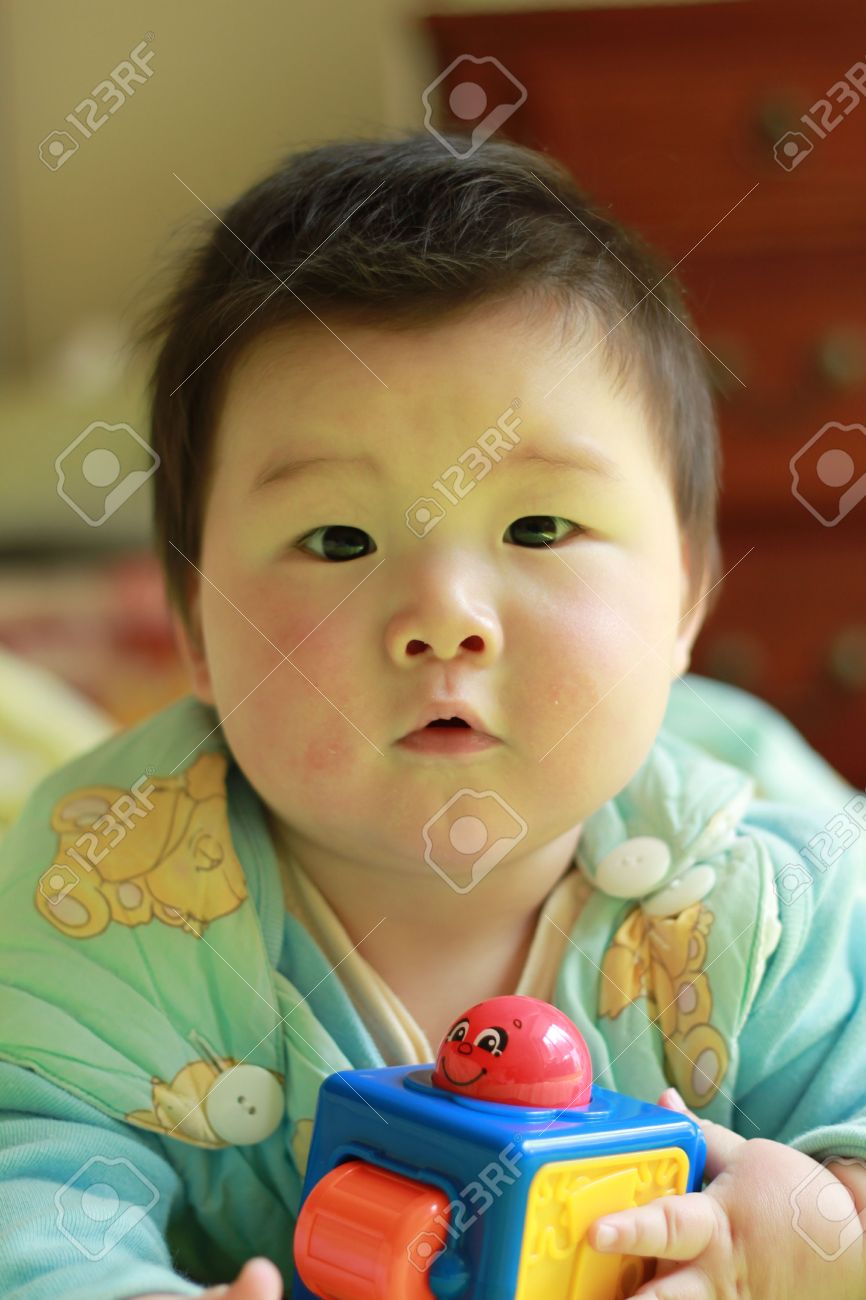 Joli Bebe Chinois Jeu Jouet Banque D Images Et Photos Libres De Droits Image