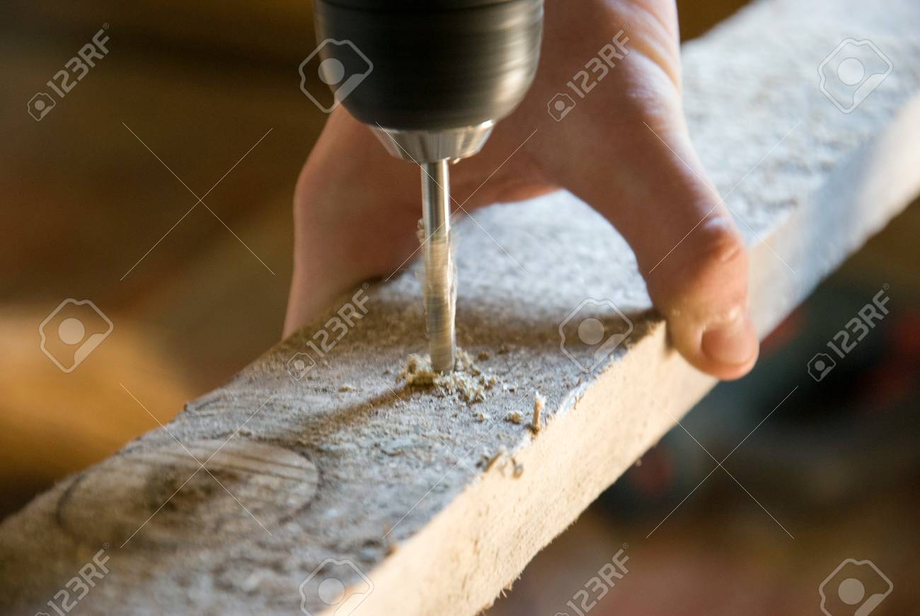 木の棒で穴をあける の写真素材 画像素材 Image