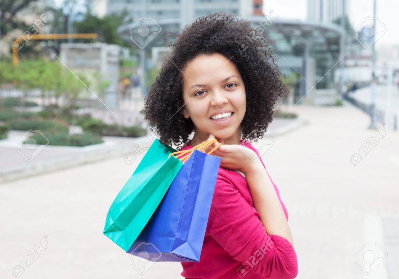 市内の買い物袋のアフリカ系アメリカ人美女 の写真素材 画像素材 Image