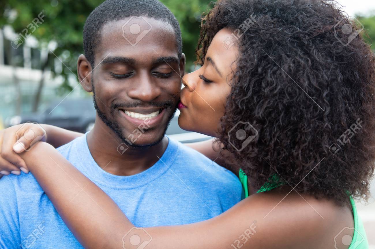 アフリカ系アメリカ人のカップルのキス の写真素材 画像素材 Image アフリカ系アメリカ人のカップルのキス の写真素材 画像素材 Image