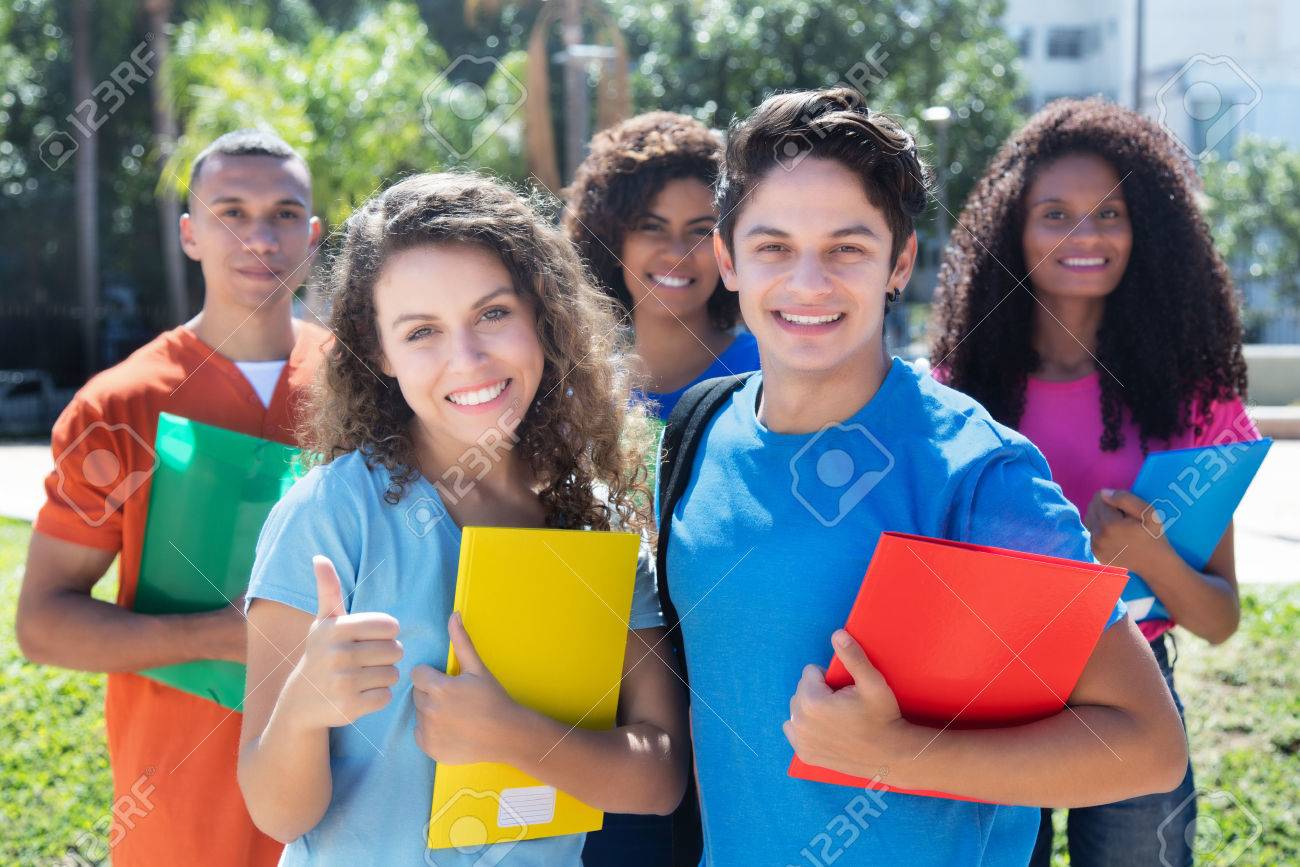 Grupo De Cinco Estudiantes Latinos, Americanos, Caucásicos Y ...