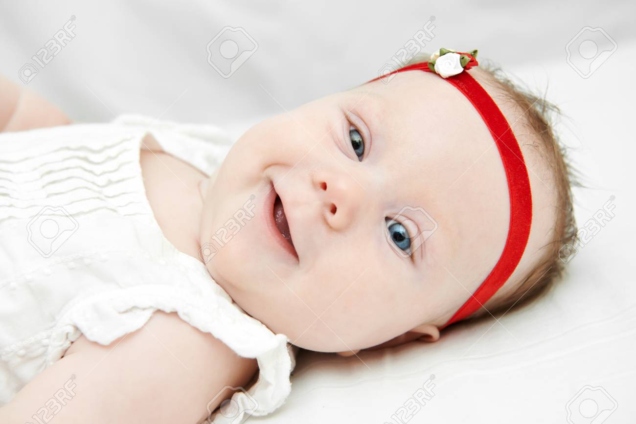 クローズ アップ微笑の生まれたばかりの赤ちゃんの女の子 の写真素材 画像素材 Image