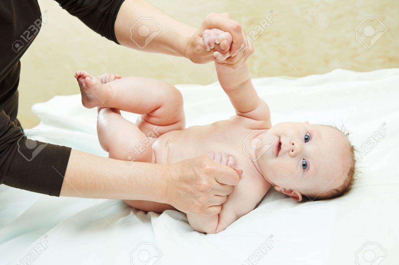 子供の体をマッサージのマッサージ師 の写真素材 画像素材 Image