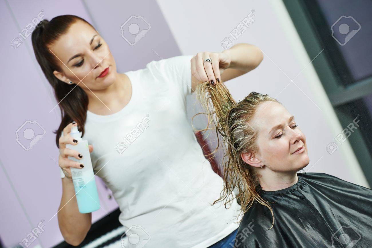 強調表示した後 ビューティー パーラーで女性クライアントのヘア