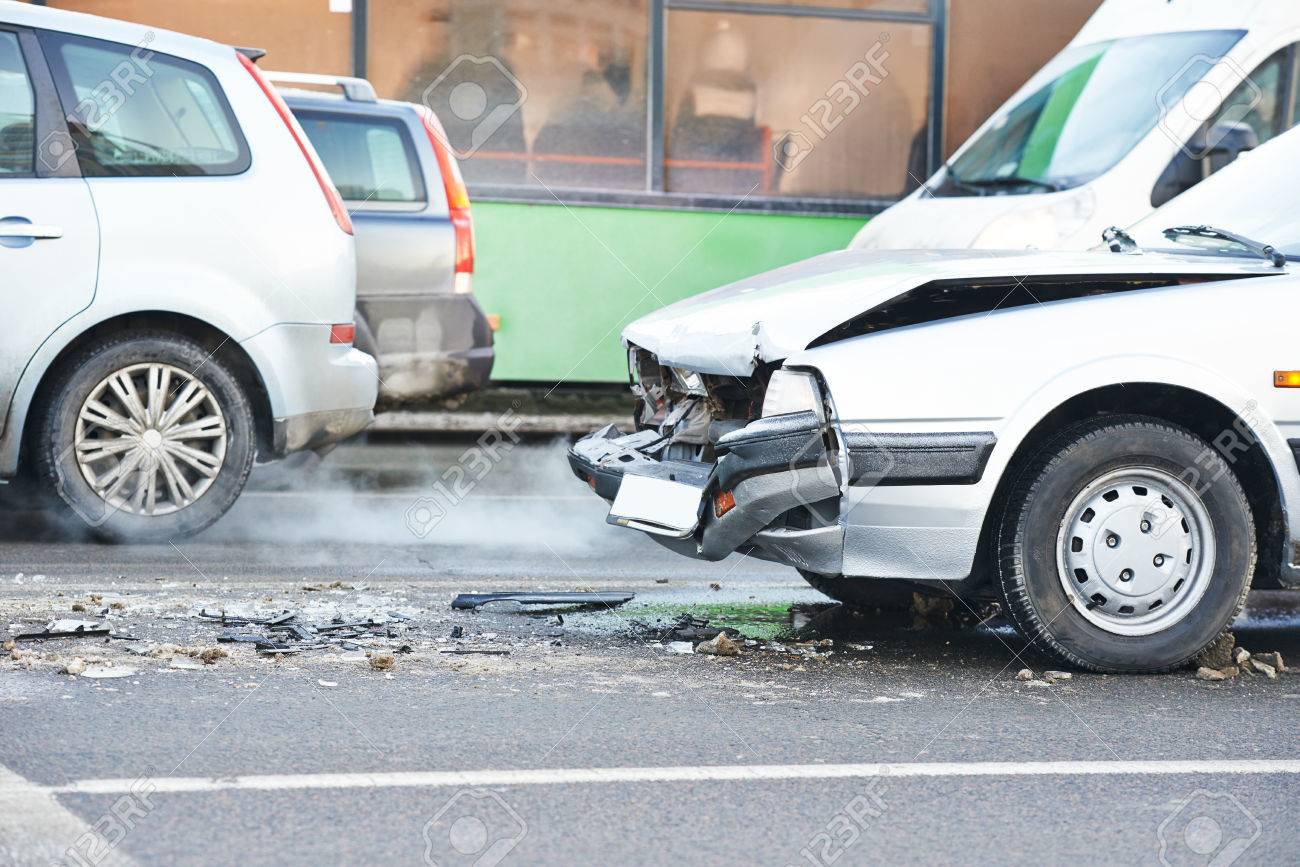 都市の衝突の後の通り 破損した自動車道路事件の車の事故 の写真素材 画像素材 Image