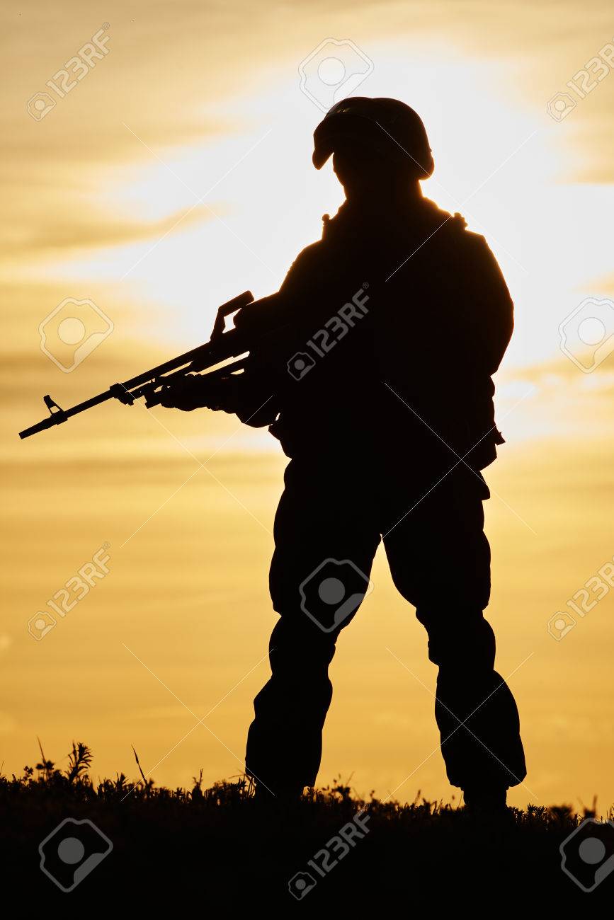 軍事 マシンガンやアサルトライフルで夏の制服を着た兵士シルエット夕日 の写真素材 画像素材 Image 4102