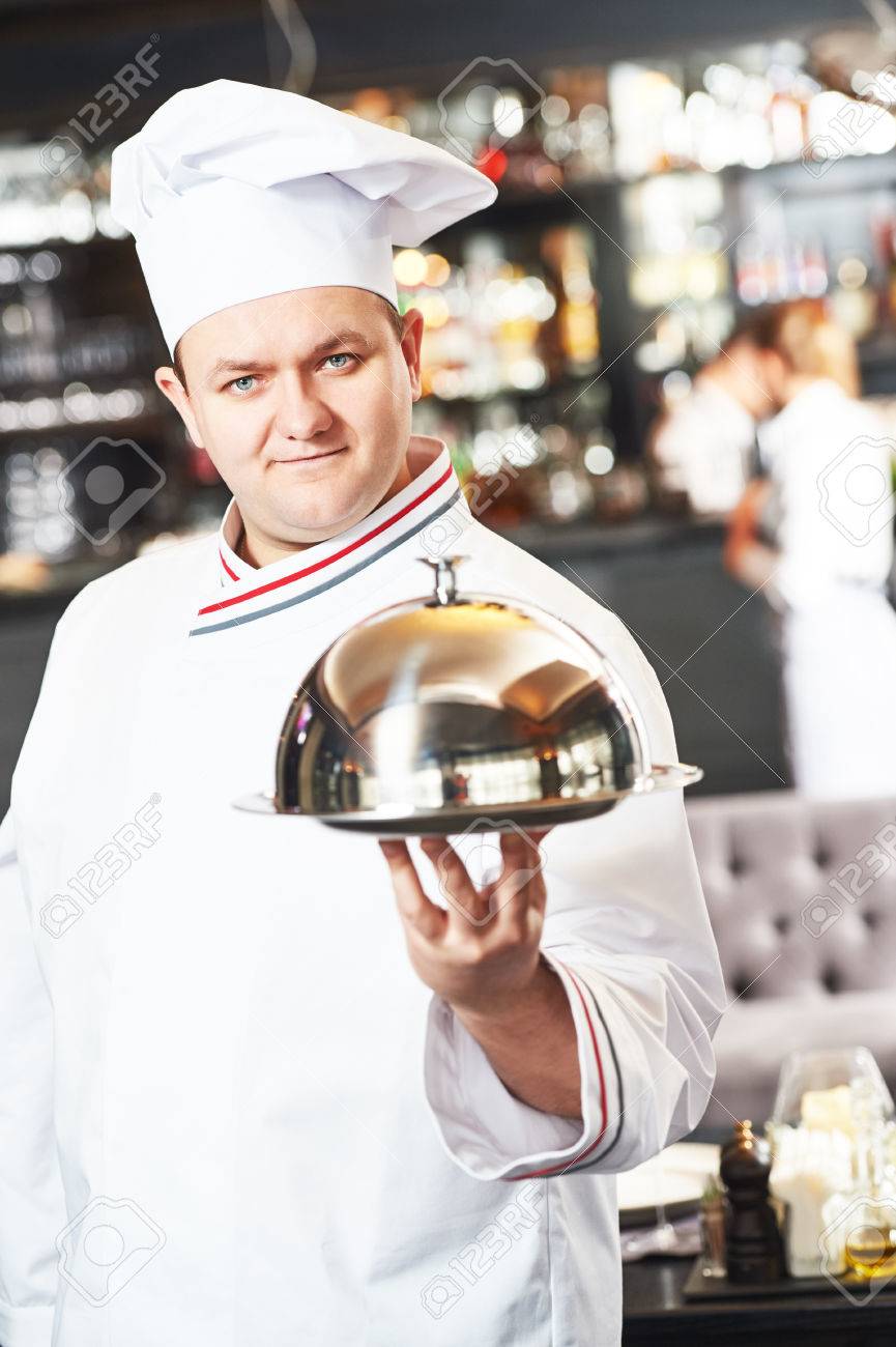 クローシュふた付き料理のレストランで男性料理シェフの肖像画 の写真素材 画像素材 Image