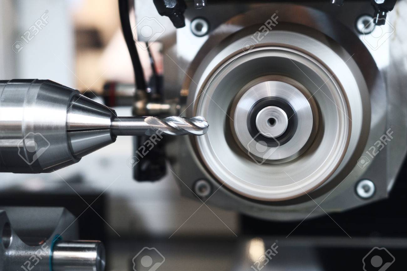 金属加工 産業用 Cnc 加工と工場で研磨砥石ダイヤモンド工具のシャープ の写真素材 画像素材 Image