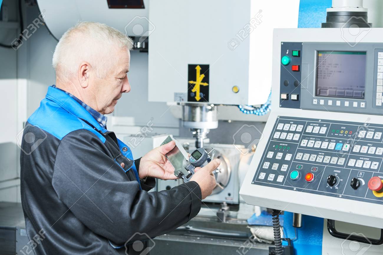 Travailleur D Usine Industrielle Ou Ingenieur De Service Fonctionnant La Fraiseuse De Commande Numerique Par Ordinateur A L Usine Dans L Industrie D Usinage En Metal Mesurer Le Detail Banque D Images Et Photos Libres De Droits