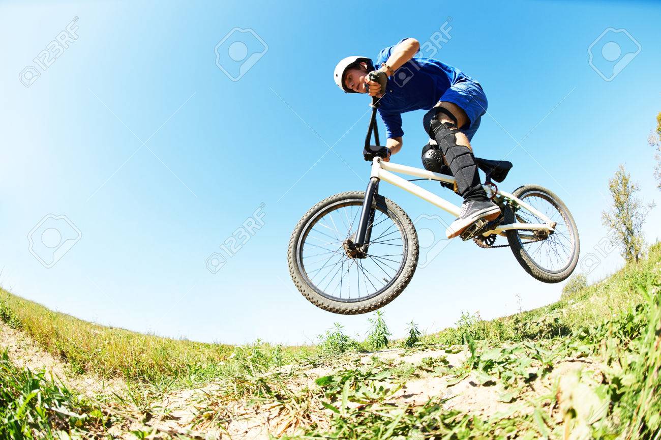 自転車乗って自転車クロスカントリーとジャンプ の写真素材 画像素材 Image