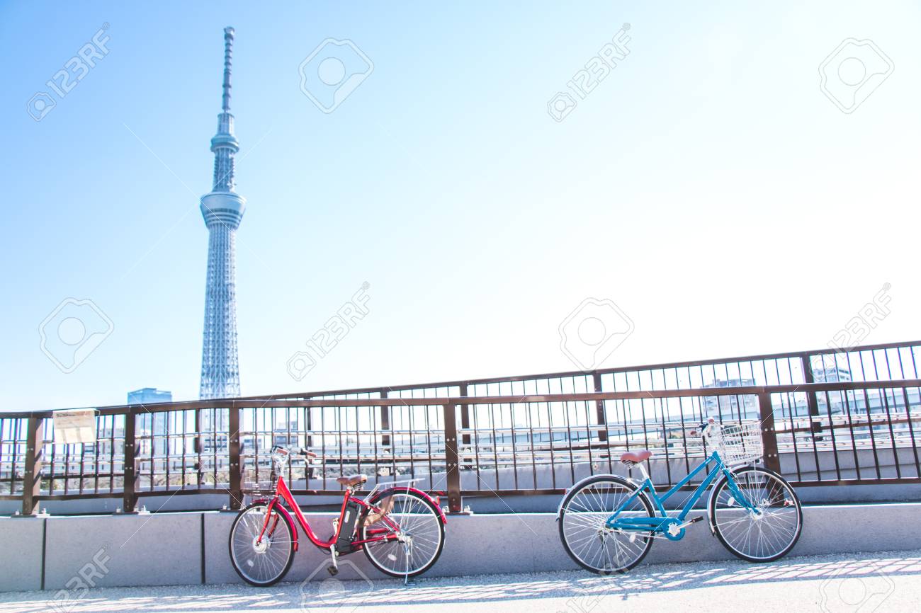青と赤の自転車公園 隅田川沿いの道を橋の欄干に反対サイト 浅草 東京スカイツリーを参照してください の写真素材 画像素材 Image