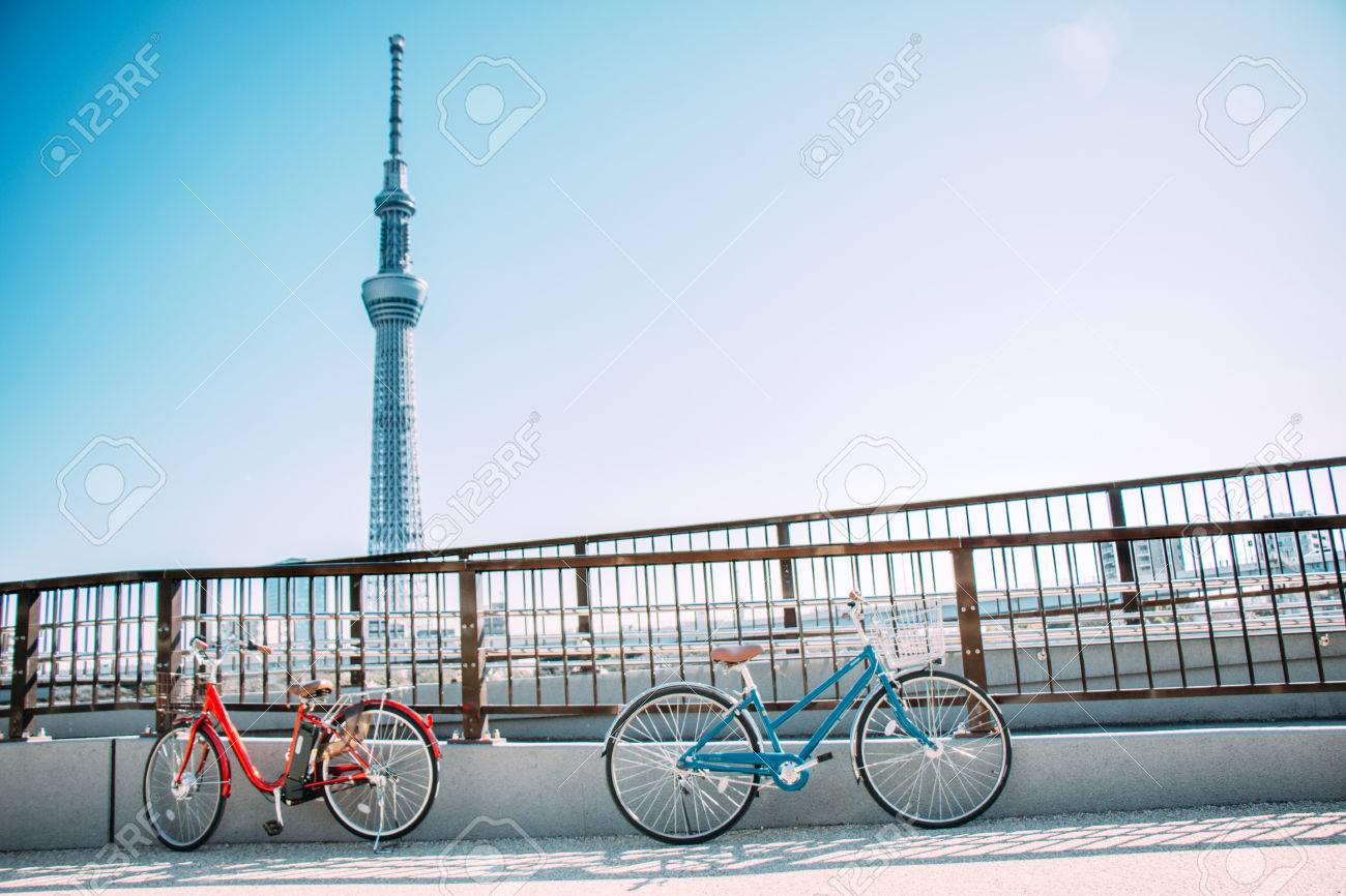 青と赤の自転車公園 隅田川沿いの道を橋の欄干に反対サイト 浅草 東京スカイツリーを参照してください の写真素材 画像素材 Image